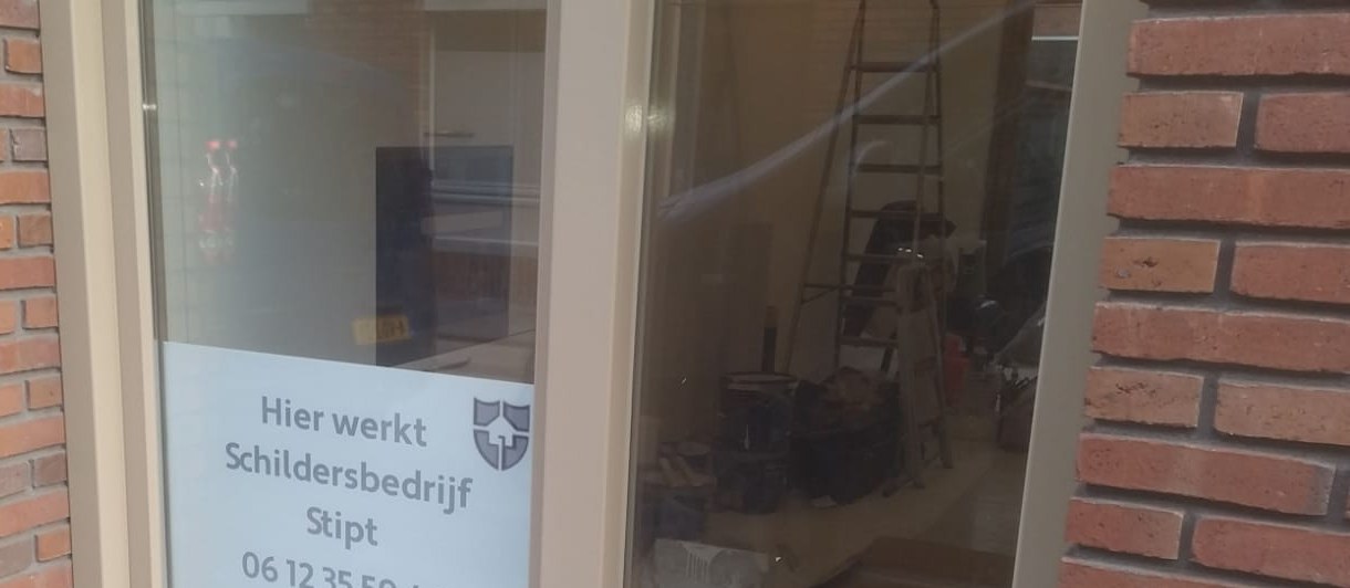 Raamsticker Hier werkt Schildersbedrijf Stipt bij een klus in uitvoering