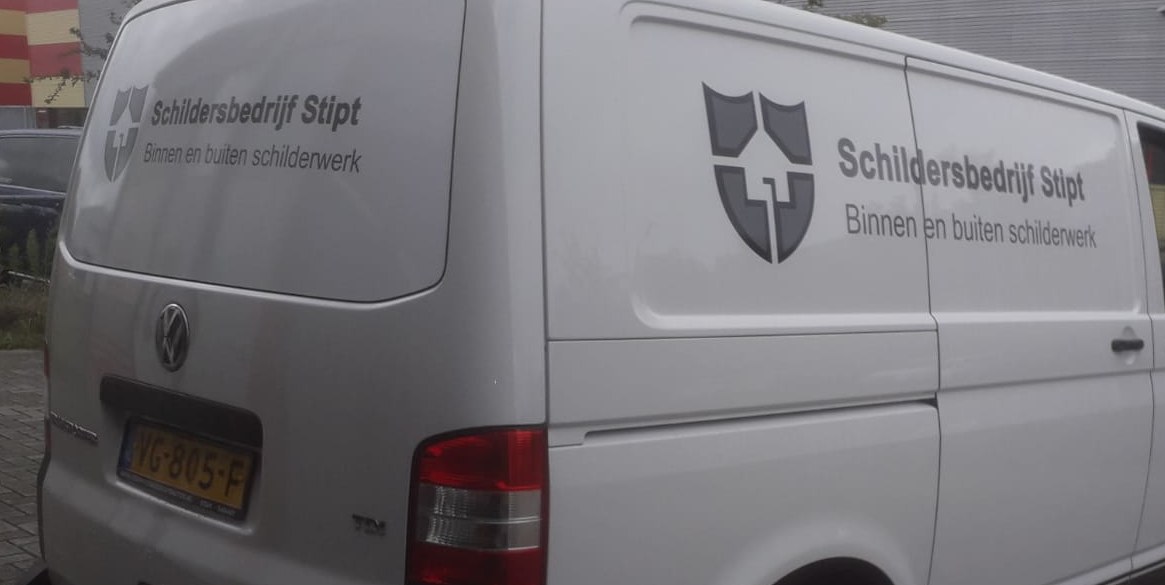 Witte bedrijfsbus met de belettering Schildersbedrijf Stipt, binnen en buiten schilderwerk